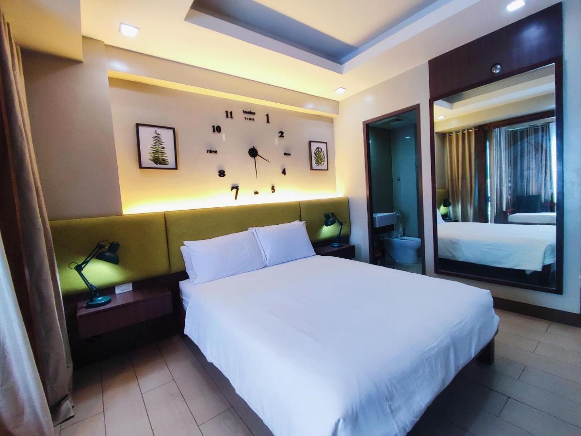 Two Palmtree Villas Newport Boulevard Near Naia 3 Pasay City Manilla Buitenkant foto